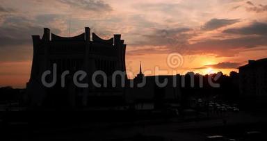 格罗德诺，白俄罗斯。 夕阳西下，格罗德诺地区戏剧剧场的剪影